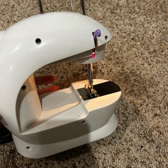 Mini Sewing Machine - Picture 14 of 15